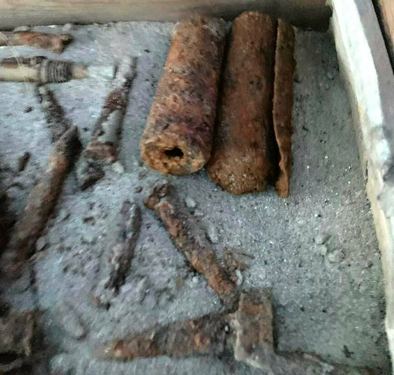 Peste 200 de cartuse descoperite de un cetatean in gradina casei | imaginea 1