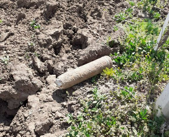 Proiectil exploziv descoperit de un cetatean care efectua lucrari agricole la vita de vie | imaginea 1