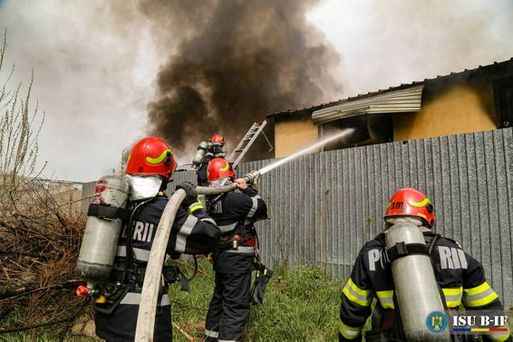 Un incendiu puternic s a produs la un service auto din Bucuresti | imaginea 1