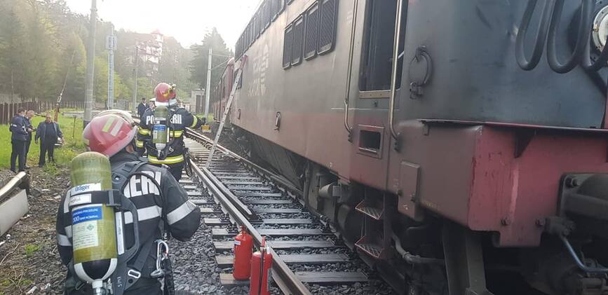 10 calatori au fost evacuati dupa ce locomotiva unui tren a fost cuprinsa de incendiu | imaginea 1