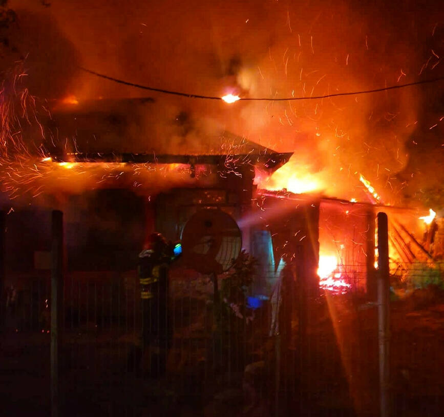 Acoperisul unei case din Giurgiu a ars ca o torta | imaginea 1
