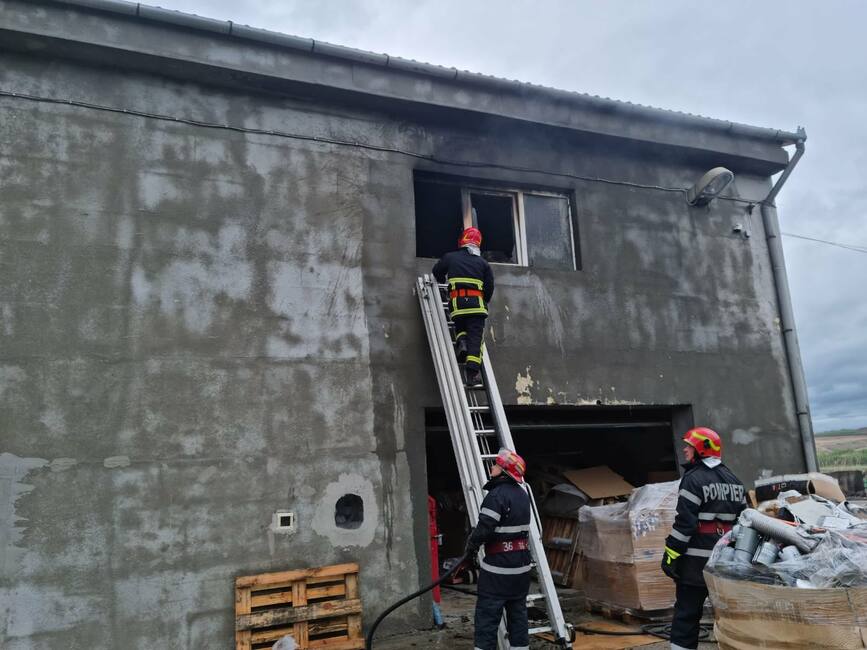 Incendiu izbucnit la un depozit din orasul Ungheni | imaginea 1