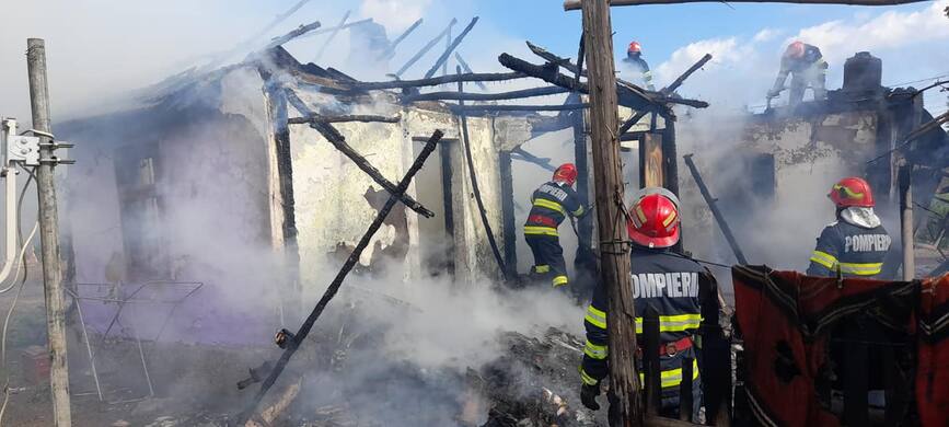 Incendiu la o casa de locuit  cu pericol de extindere la vecinatati | imaginea 1