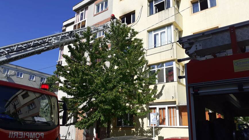 O femeie si doi copii au fost evacuati cu autoscara  in urma unui incendiu de apartament | imaginea 1