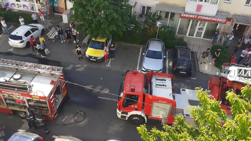 O femeie si doi copii au fost evacuati cu autoscara  in urma unui incendiu de apartament | imaginea 2