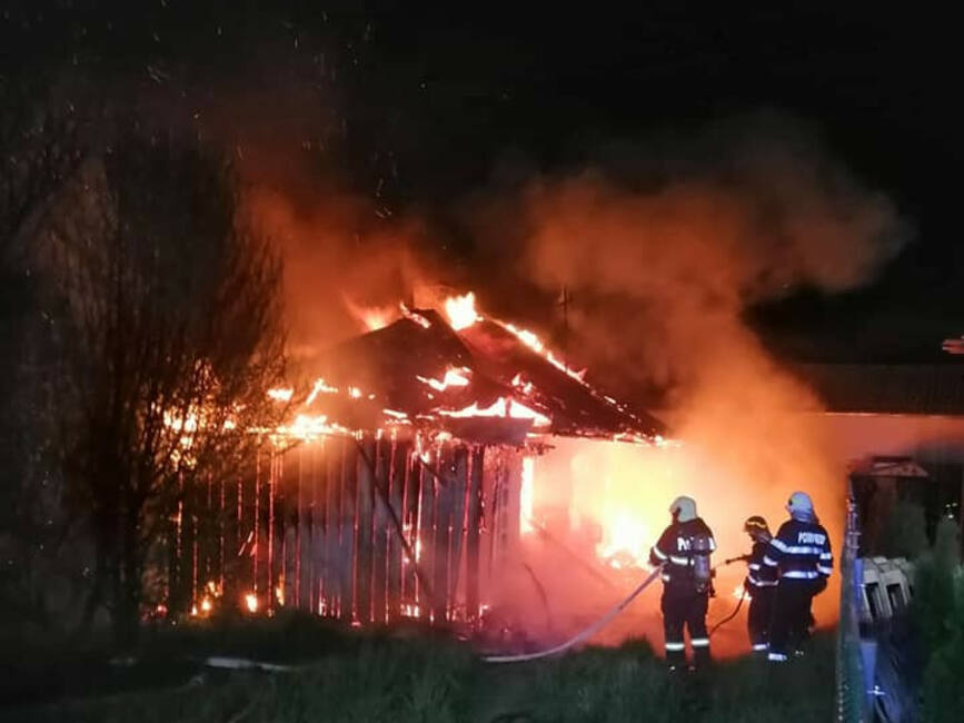 O locuinta din Dorohoi a luat foc de la o tigara nestinsa | imaginea 1