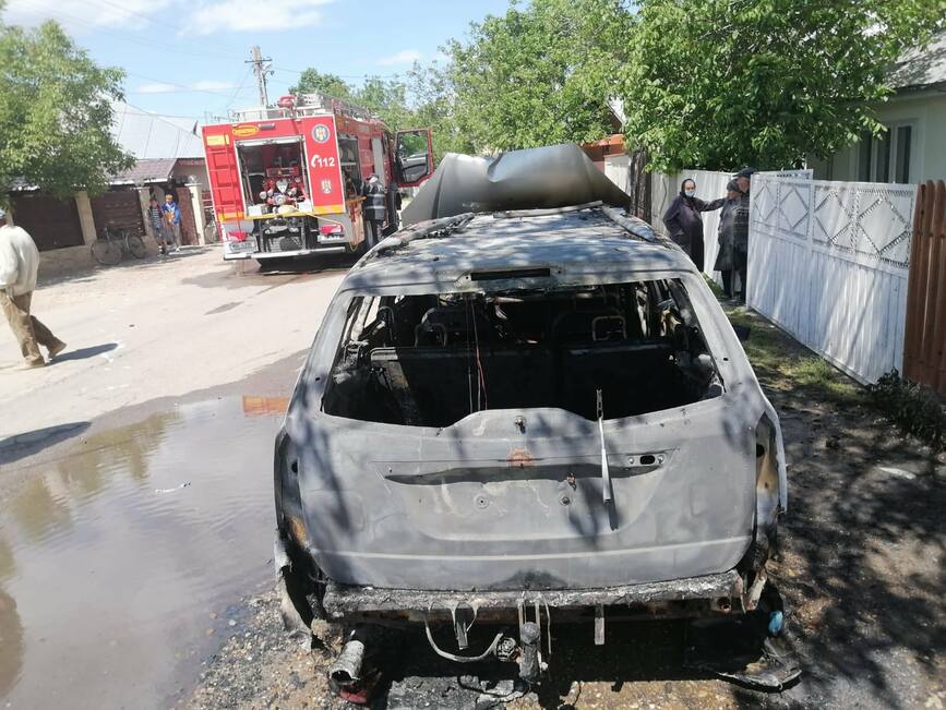 O masina a luat foc in mers  din cauza unui scurtcircuit la instalatia electrica | imaginea 1