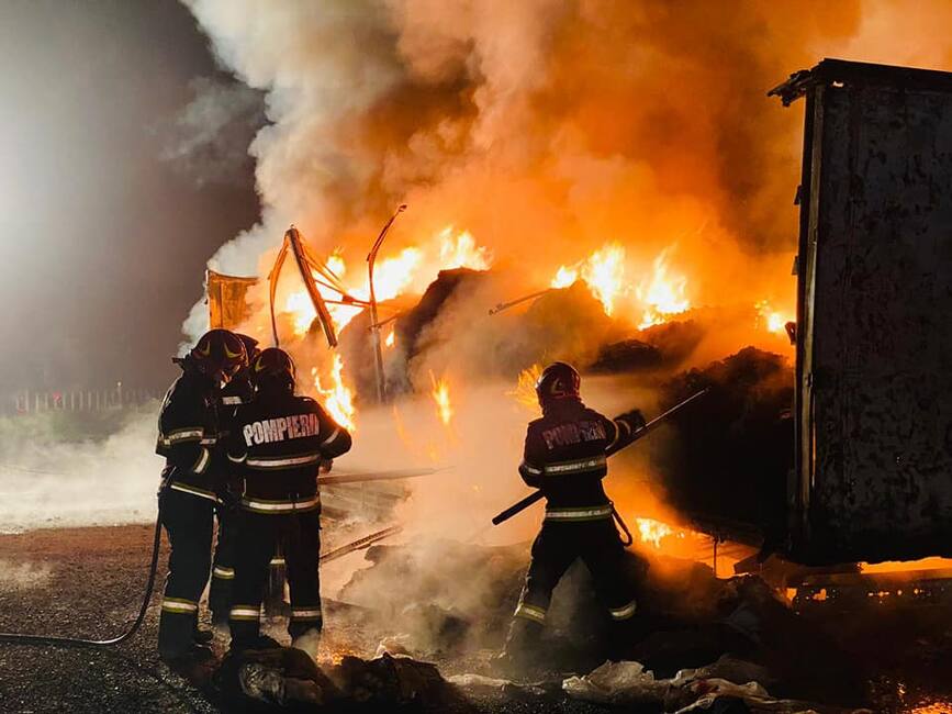 Un TIR a ars in totalitate  in cursul noptii | imaginea 1