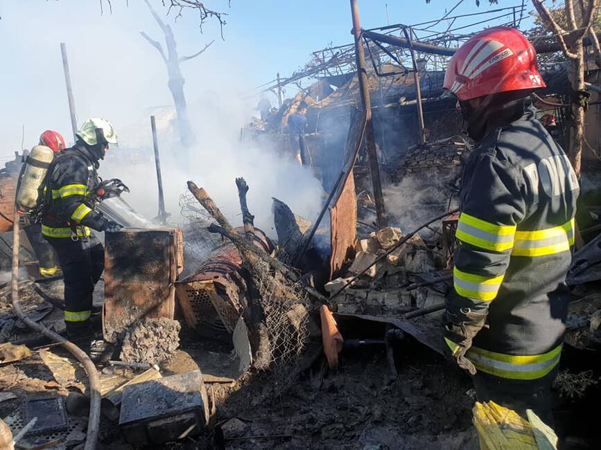 Un incendiu a cuprins sase locuinte din Barlad | imaginea 1