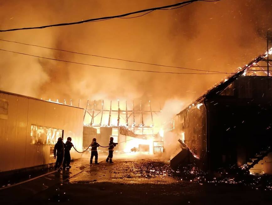 Un incendiu violent a provocat pagube insemnate la o fabrica de mobila din Reghin | imaginea 1