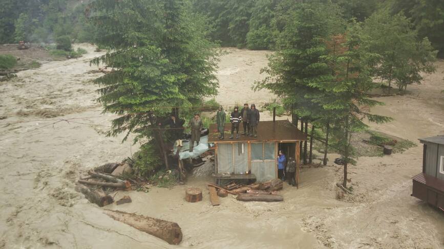 12 persoane au fost salvate din apele raului Zabala | imaginea 1