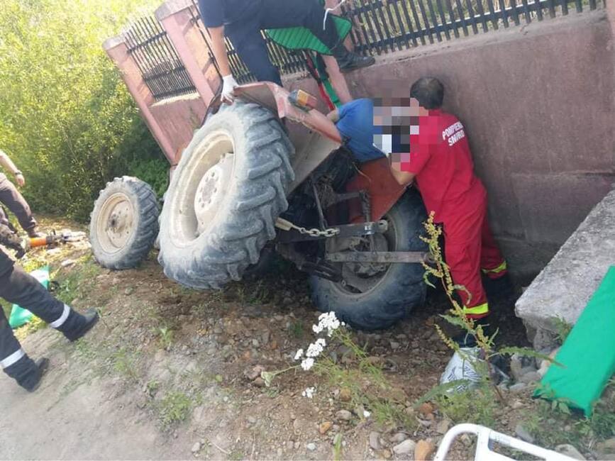 Au extras victima prinsa sub un tractor rasturnat | imaginea 1