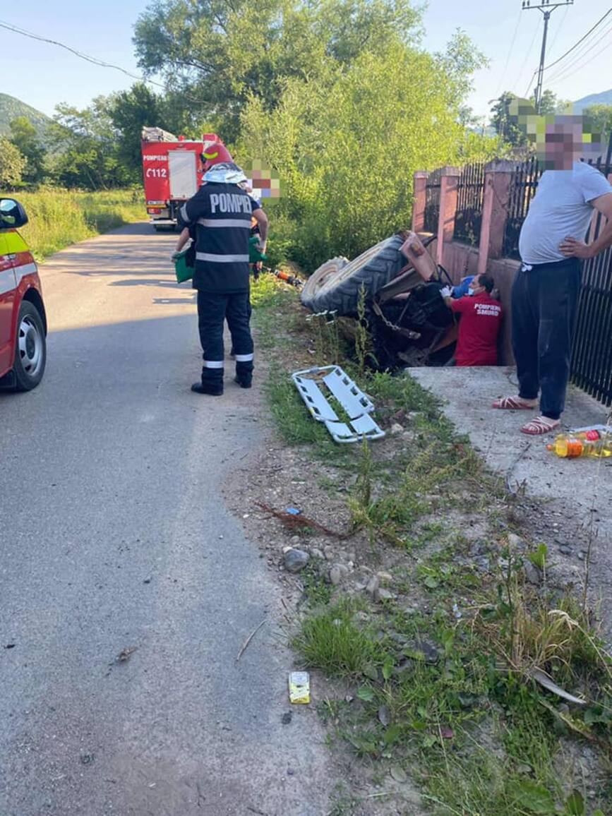 Au extras victima prinsa sub un tractor rasturnat | imaginea 2