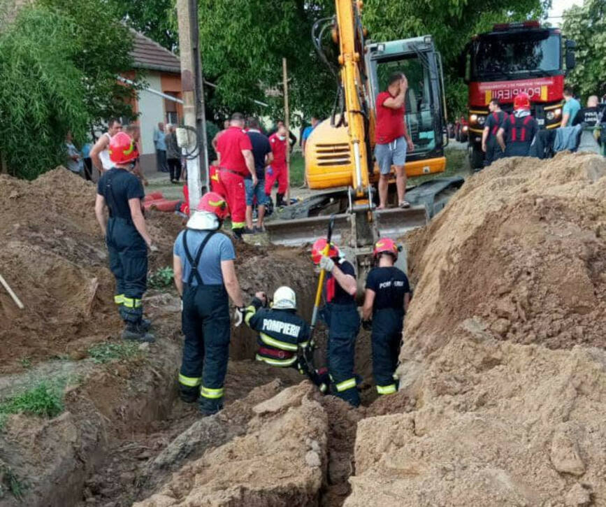 Doi barbati au fost prinsi sub un mal de pamant care s a surpat peste ei | imaginea 1