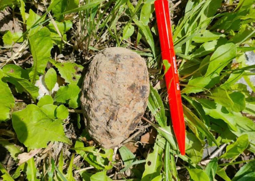 Grenada defensiva  descoperita de un copil langa terenul de sport | imaginea 1