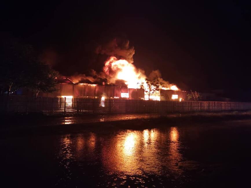 Incendiu devastator izbucnit intr un depozit de mase plastice | imaginea 1