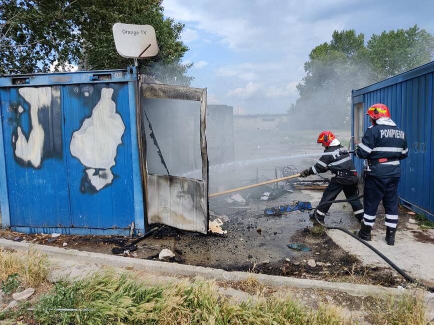 Incendiu generalizat la o locuinta in municipiul Adjud | imaginea 1