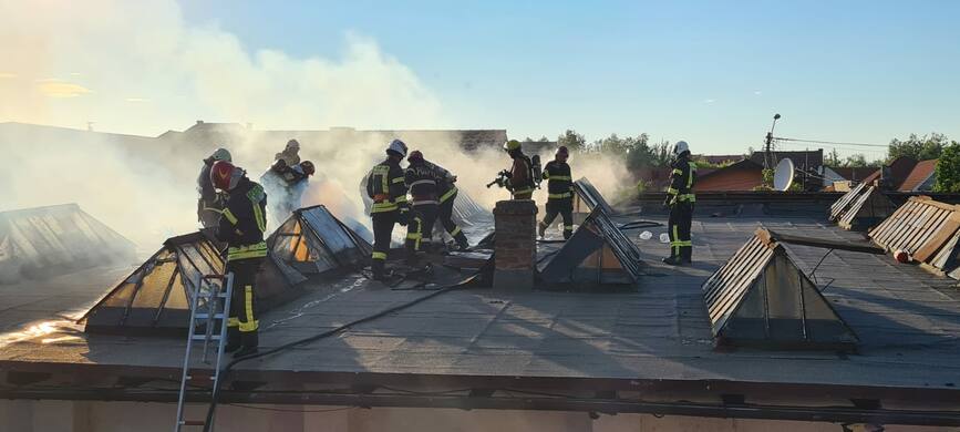 Incendiu la acoperisul unui depozit   Un adult si 15 copii au fost evacuati | imaginea 1