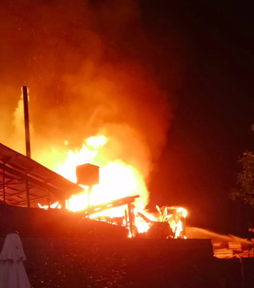 Incendiu violent la o fabrica de mobila din Fantanele | imaginea 1