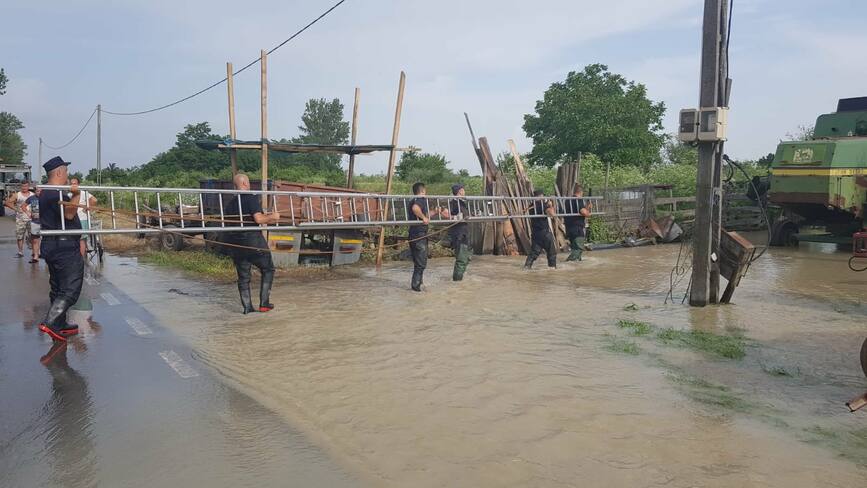 Misiuni neintrerupte de evacuare a apei din gospodariile inundate in judetul Vrancea | imaginea 1