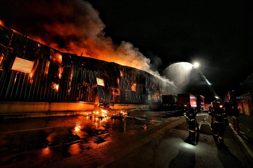 Noapte alba pentru pompierii timiseni   incendiu puternic la o hala | imaginea 1