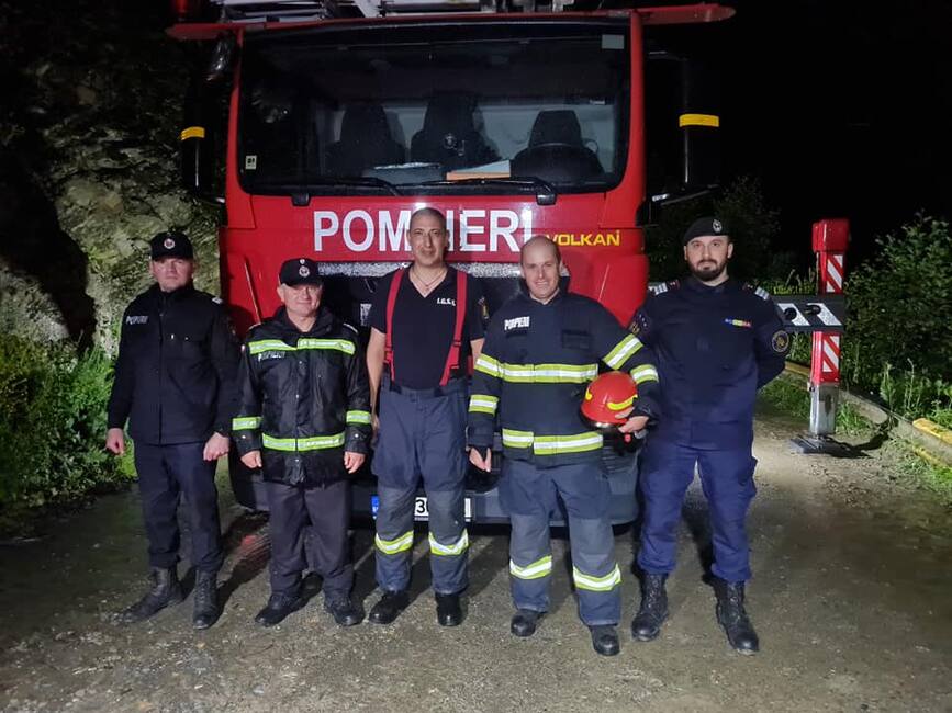 Patru familli au ramas izolate in urma ruperii unui podet peste parau | imaginea 1