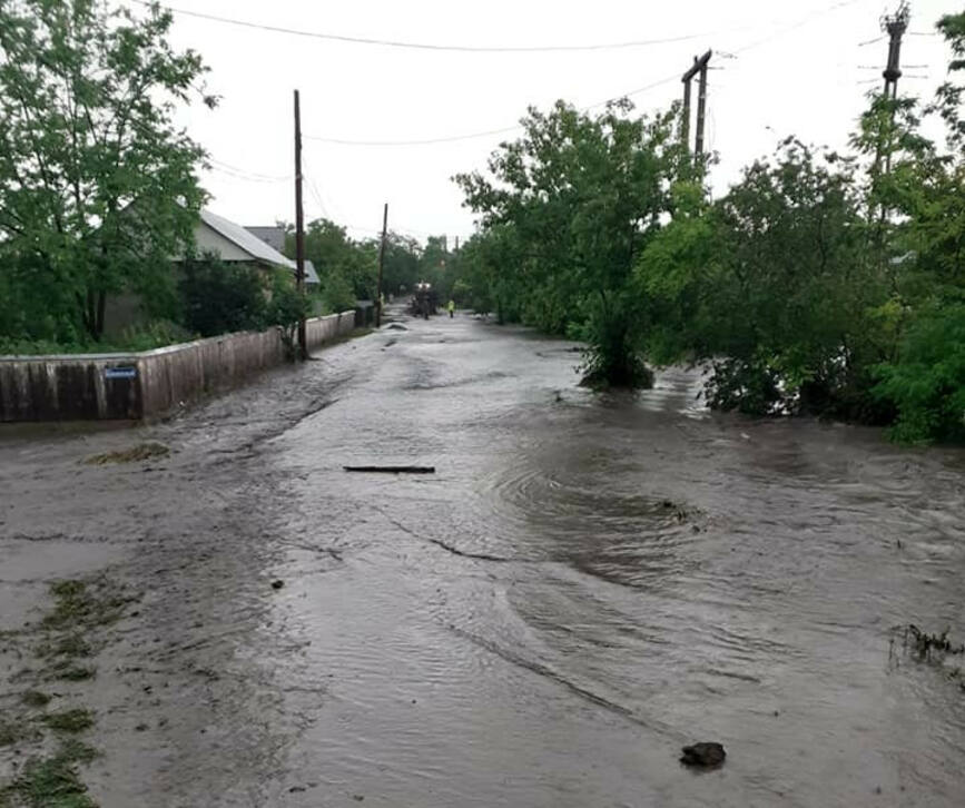 Suvoaiele de apa au inundat curti si au distrus drumuri   Familii au fost evacuate | imaginea 1