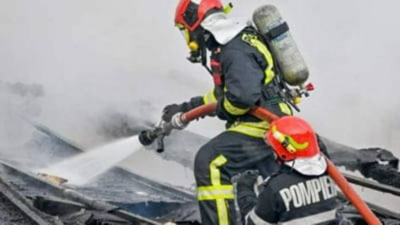 A scos pe geam un barbat din dormitorul cuprins de flacari | imaginea 1