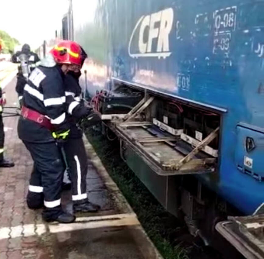 Incendiu izbucnit la locomotiva unui tren  in gara Targoviste Sud | imaginea 1