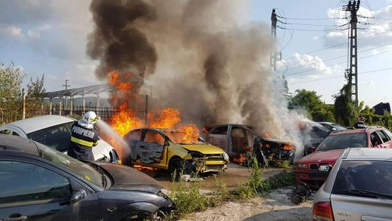 Incendiu la autoturismele dintr un parc de dezmembrari auto din Medias | imaginea 1
