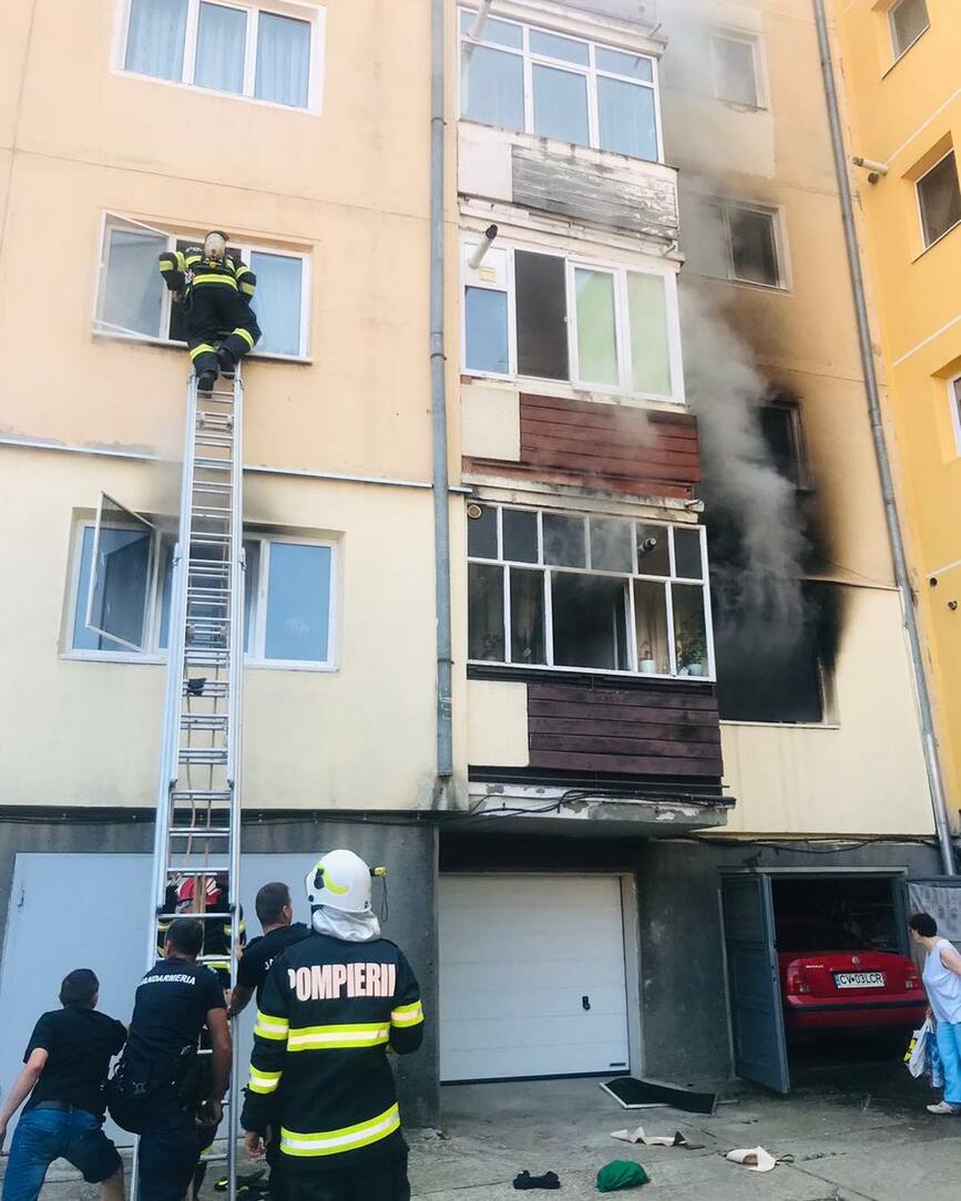 Incendiu la un bloc din Sfantu Gheorghe   Locatarii au fost evacuati | imaginea 1