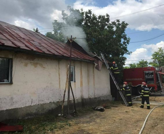 Incendiu produs la o casa si o anexa gospodareasca de la un aparat de gatit | imaginea 1