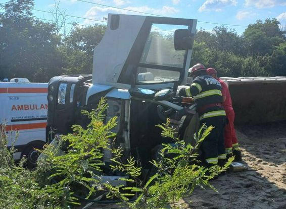Misiune contracronometru a pompierilor calaraseni la un accident rutier | imaginea 1
