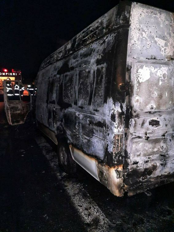 O autoutilitara a ars in intregime pe A1 Bucuresti Pitesti | imaginea 1