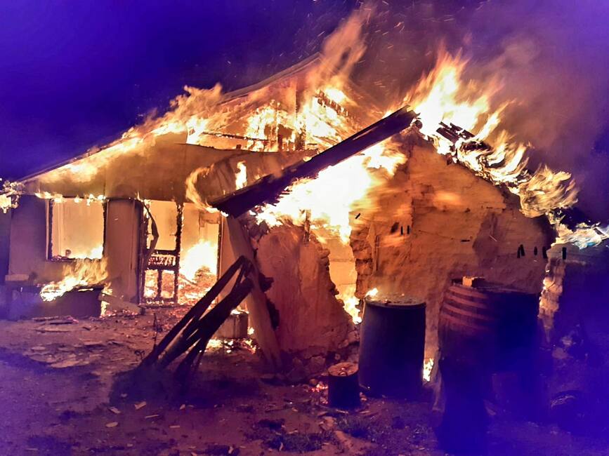 O casa a ars aproape in totalitate  intr un incendiu violent | imaginea 1