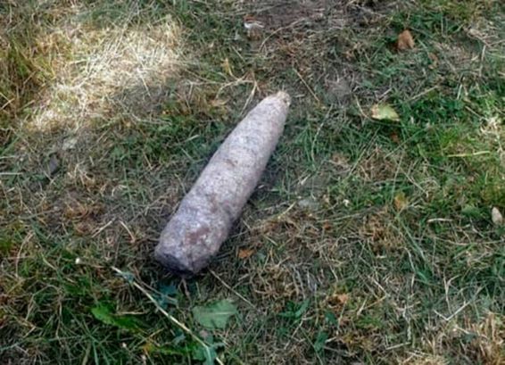 Proiectil exploziv descoperit de un cetatean in curtea imobilului sau | imaginea 1