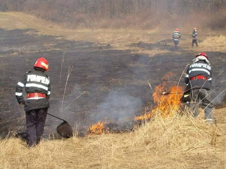 Trei zile de foc pentru pompierii militari teleormaneni   27 de incendii | imaginea 1