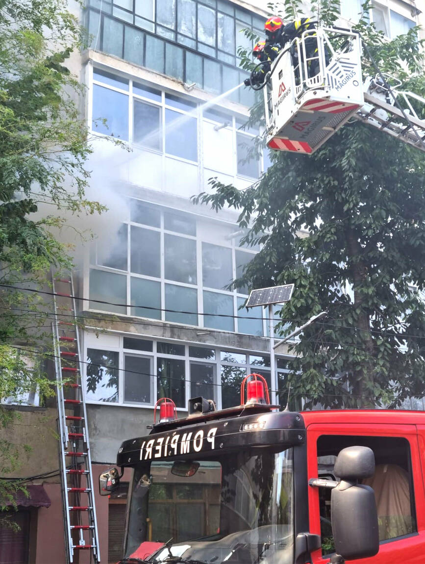 Incendiu de apartament  stins rapid de pompierii din Targoviste | imaginea 1