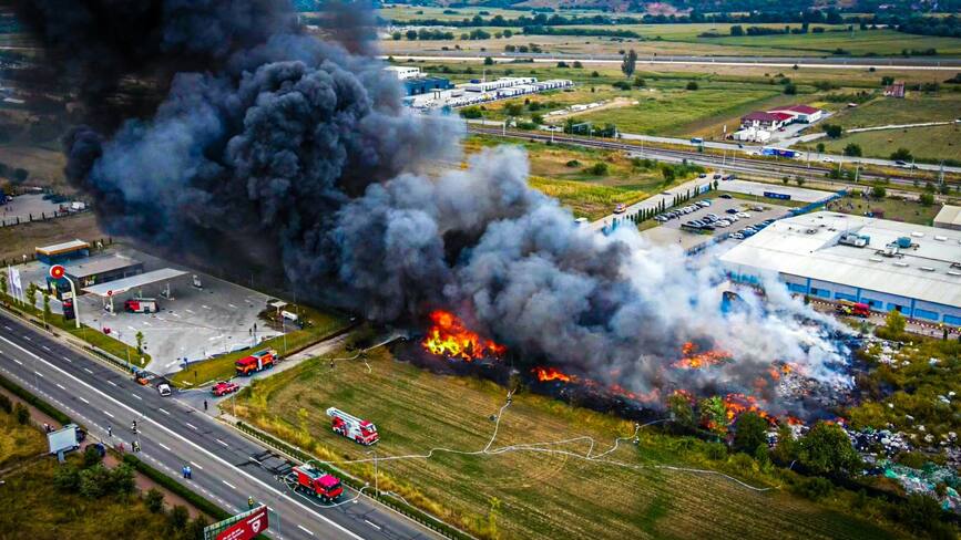 Incendiu devastator la o hala de depozitare a maselor plastice din Alba Iulia | imaginea 1