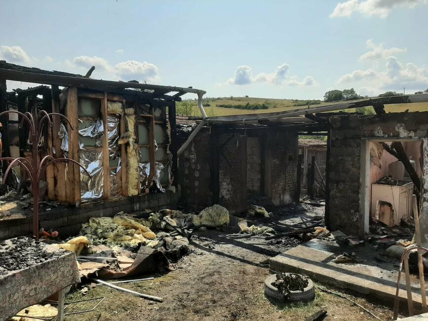 Incendiu izbucnit la anexa si casa unei gospodarii | imaginea 1