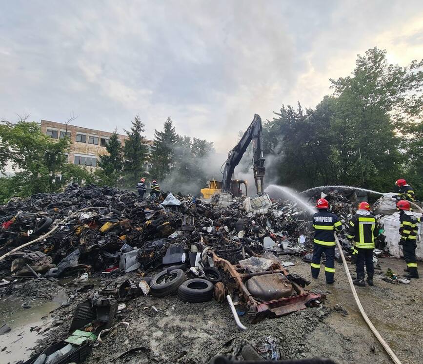 Incendiu izbucnit la un depozit de colectare a deseurilor din Zalau | imaginea 1