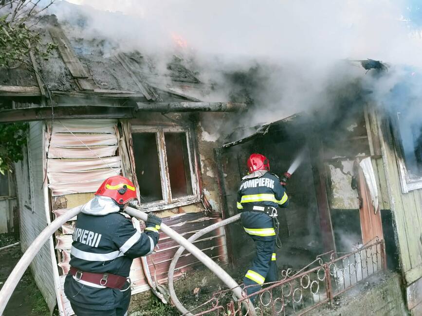 Incendiu la o casa de locuit  izbucnit din cauza jarului | imaginea 1