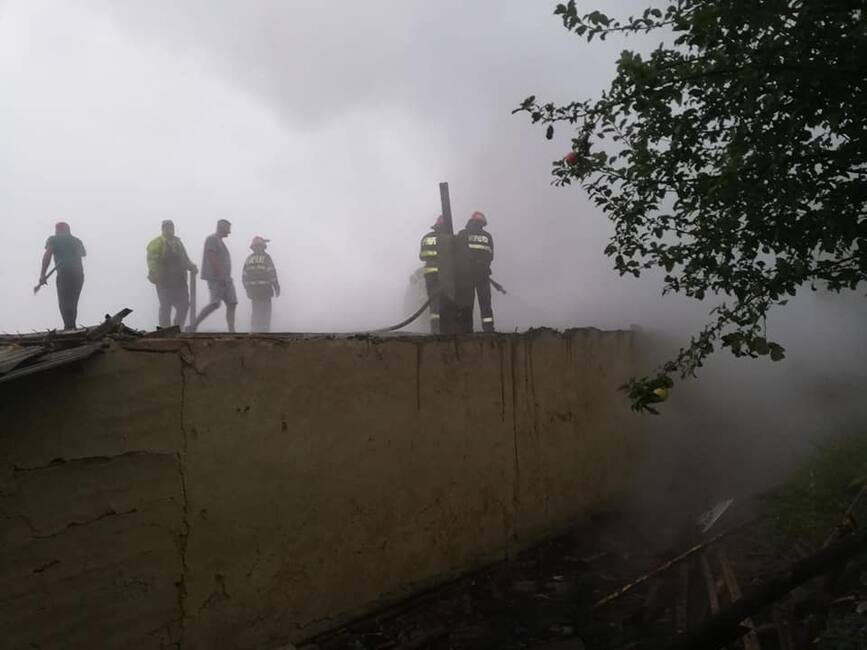 Locuinta din comuna Paltin  distrusa de un incendiu | imaginea 1