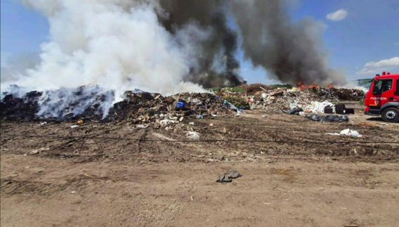 Peste 28 de ore in lupta cu focul Incendiu in orasul Ludus | imaginea 1