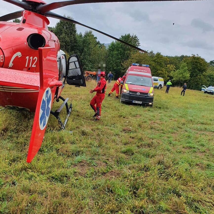 Victima in urma rasturnarii un tractor  preluata de elicopterul SMURD | imaginea 1