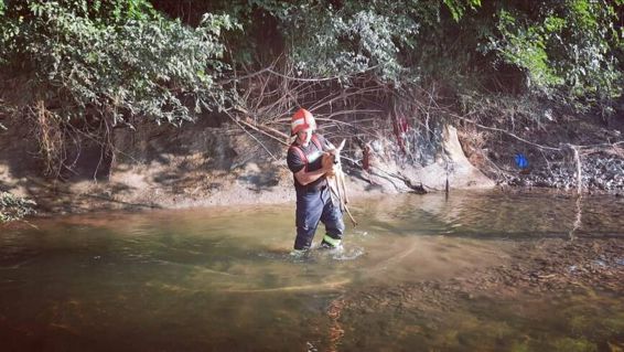 Au intervenit pentru salvarea unui pui de caprioara prins in namol | imaginea 1