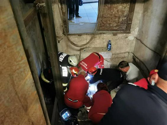 Interventie contracronometru pentru salvarea unui barbat cazut in casa liftului | imaginea 1