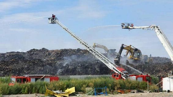 Interventie de amploare pentru stingerea unui incendiu de deseuri | imaginea 1