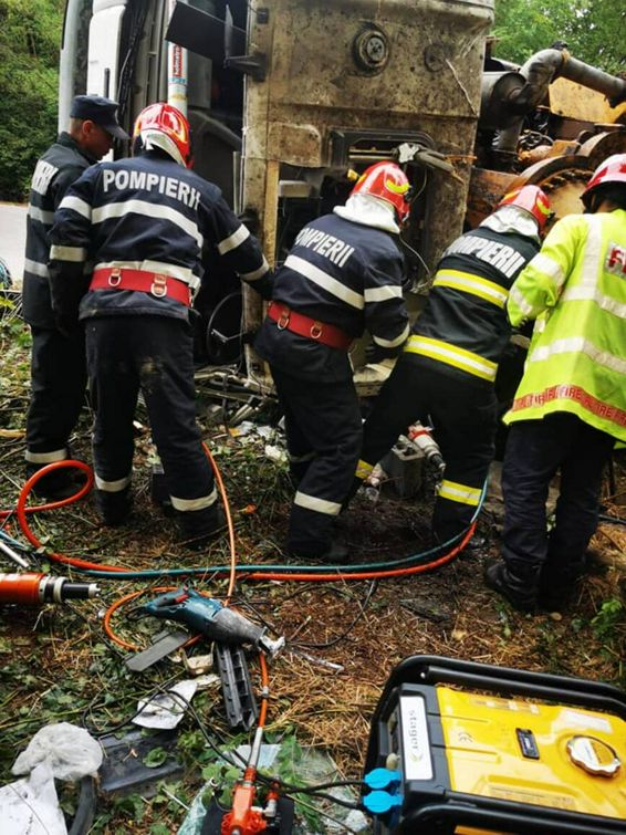 Interventie dificila pentru descarcerarea unui barbat prins sub autobetoniera | imaginea 1
