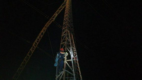 Interventie pentru salvarea unui barbat urcat pe un stalp de inalta tensiune | imaginea 1